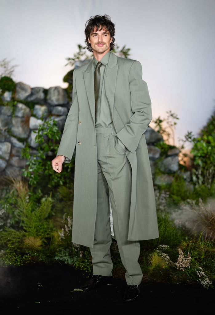 Jacob Elordi en la premier de Cumbres borrascosas en Londres con traje a medida de Bottega Veneta