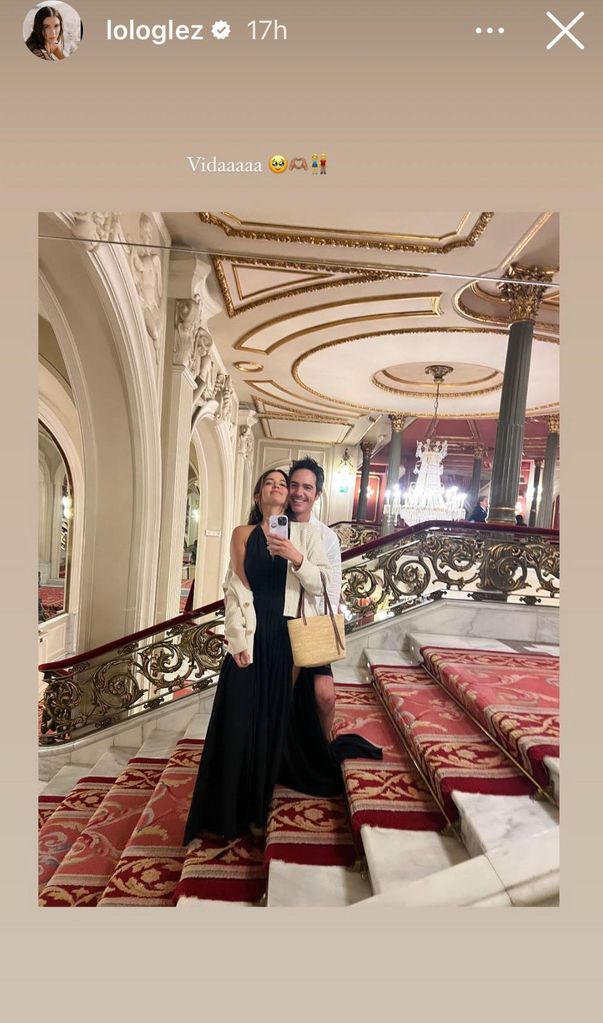 Mauricio Ochmann y su novia hicieron una visita al teatro.