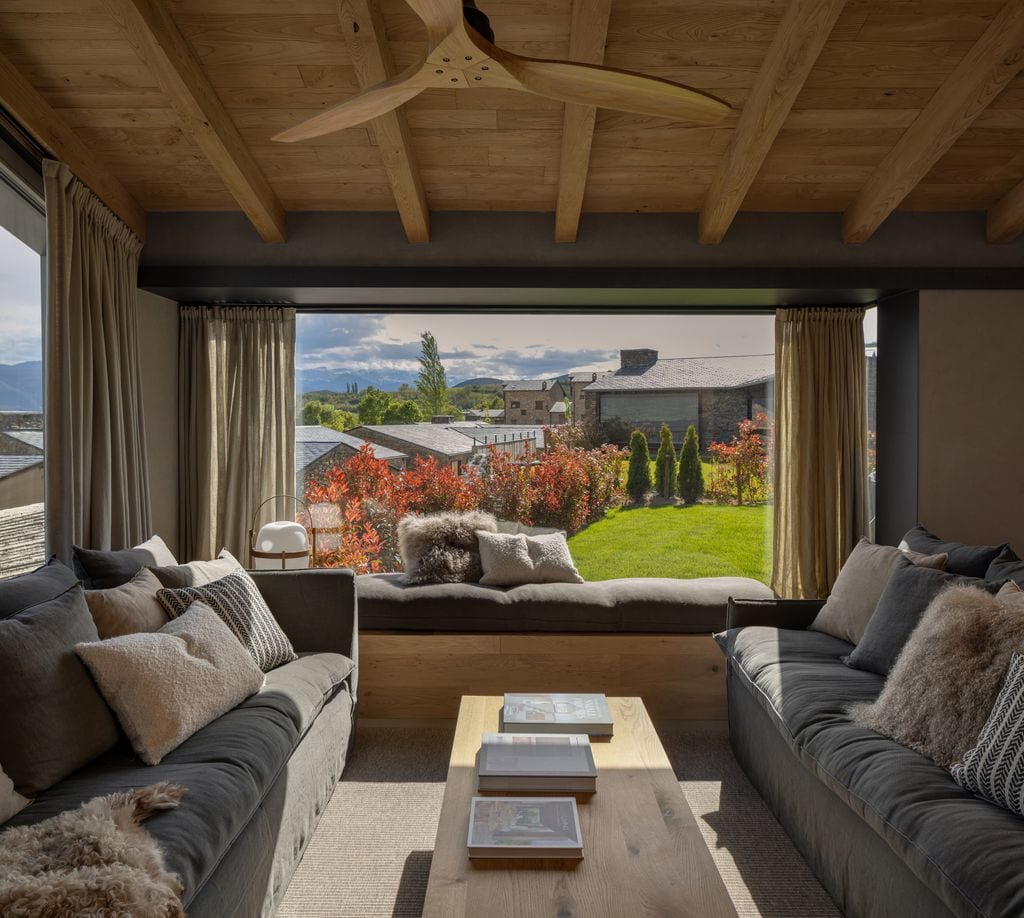 Sofás y un banco panorámico conforman los asientos del salón