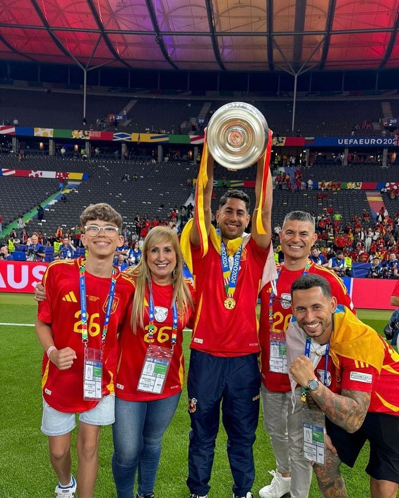 Ayoze Pérez junto a su familia