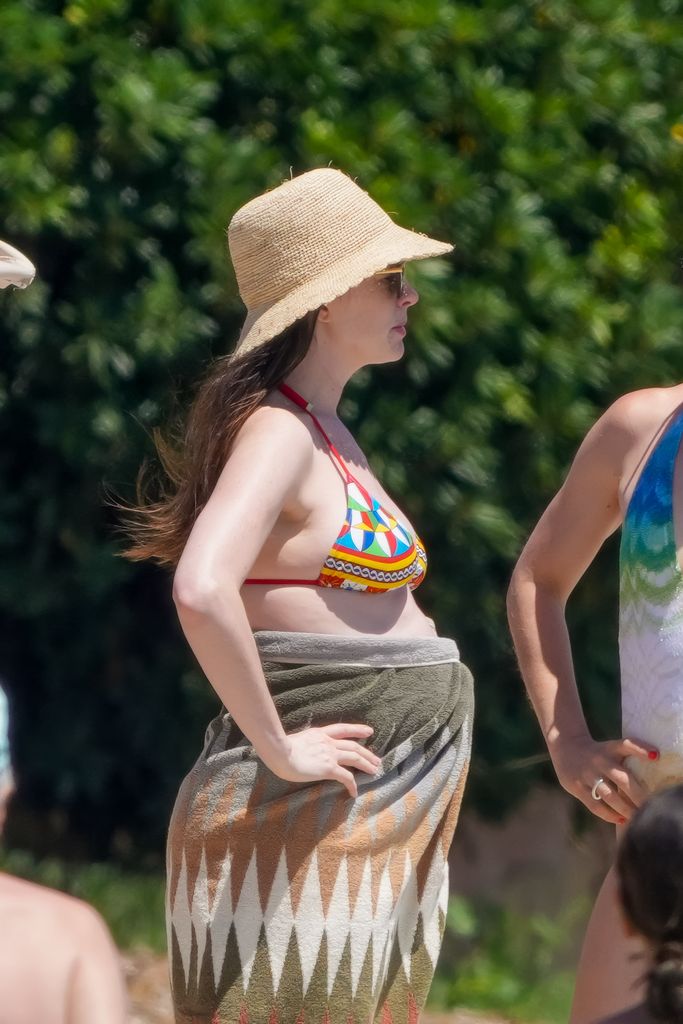 Anne Hathaway mostró su creciente pancita de embarazo.