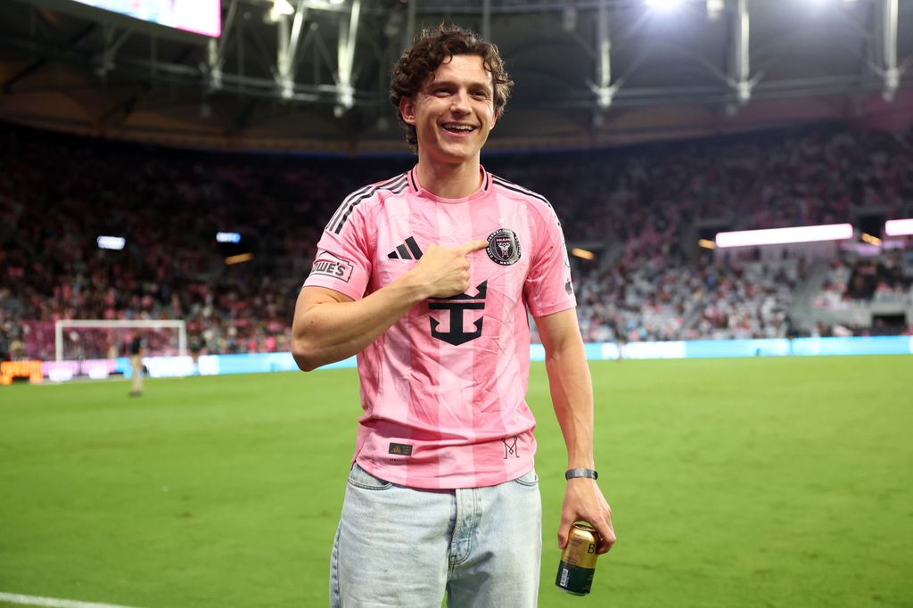 Tom Holland acudió al juego entre el Inter Miami CF y Philadelphia Union en el Nu Stadium, en Miami, el 24 de mayo de 2026.