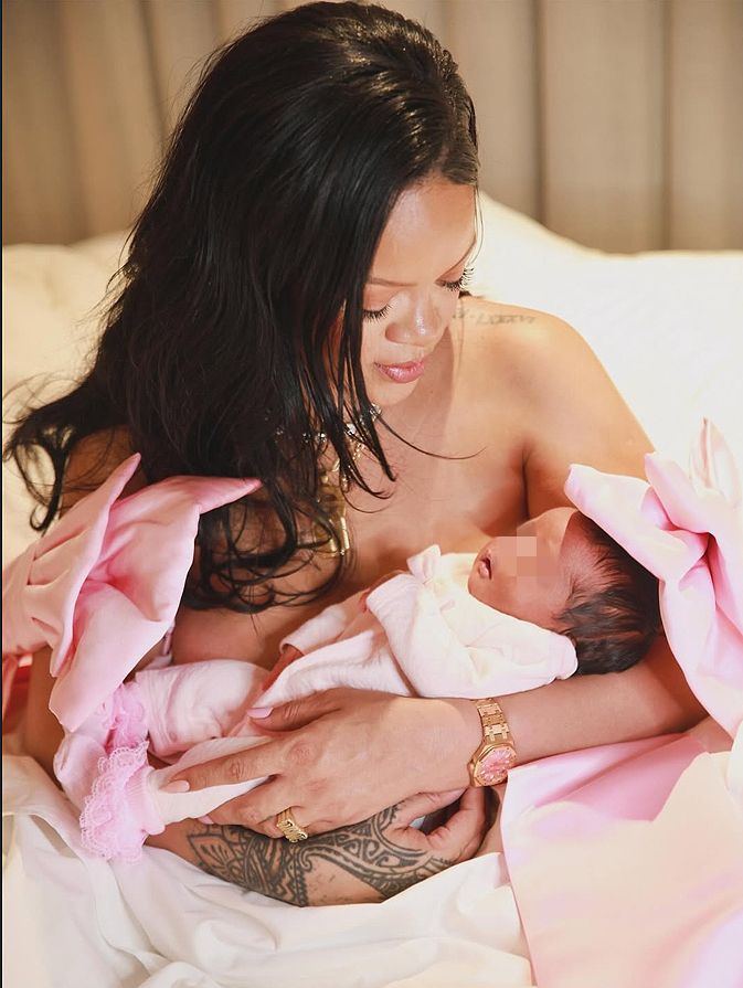 Con esta foto, Rihanna compartió con el mundo la noticia del nacimiento de su hija.
