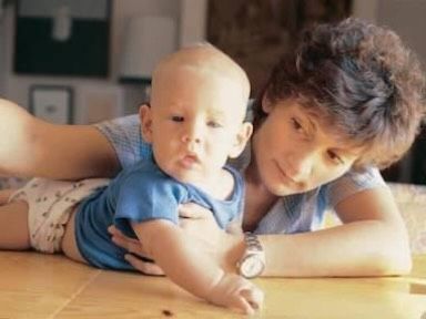 Gonzalo ha compartido esta preciosa imagen junto a su madre, una jovencísima Pilar Miró