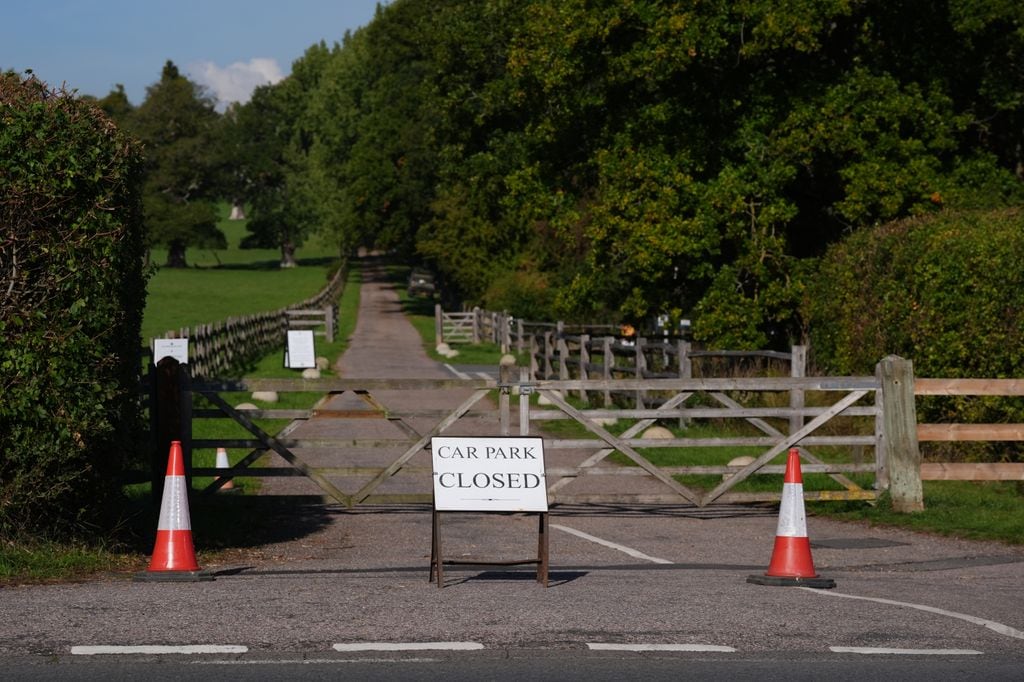 Un cartel de estacionamiento cerrado en una entrada de Cranborne Gate, en Windsor Great Park.