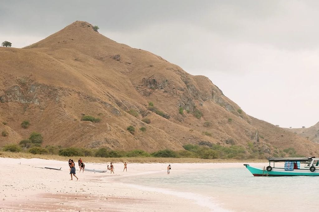 Paula Cabanas muestra las imágenes de su espectacular viaje a la 'Playa Rosa' de Indonesia