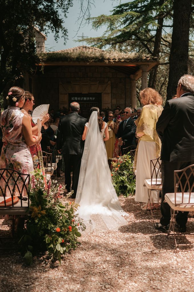 Entrada de la novia en ceremonia civil boda