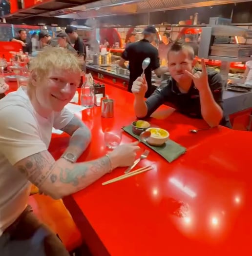 Ed Sheeran y Dabiz Muñoz en la barra de StreetXo