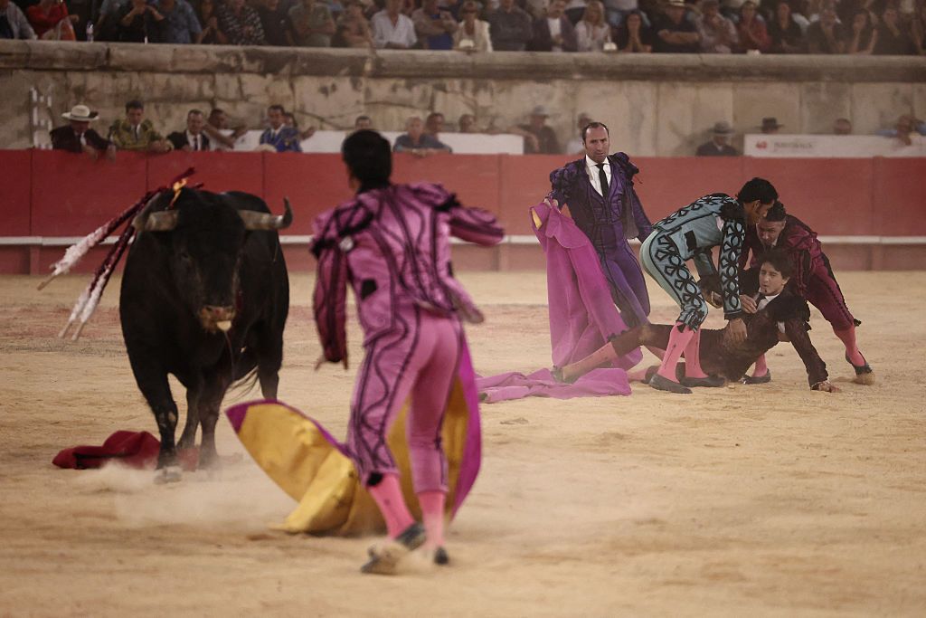Tras la voltereta recibida, Roca Rey cayó al ruedo