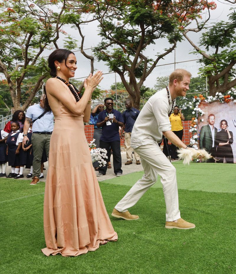 Meghan Markle reaparece en Nigeria y manda un mensaje a la Familia Real con su vestido 'Windsor'