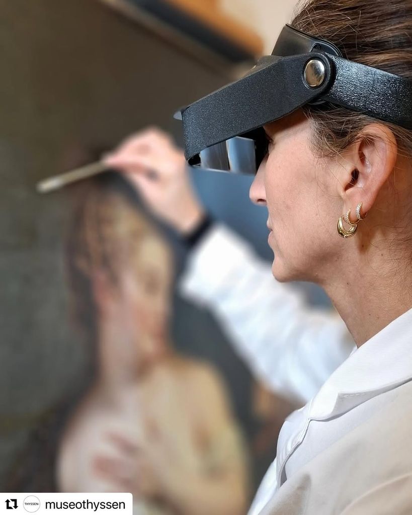 Alejandra Martos restaurando la obra de arte de Rubens
