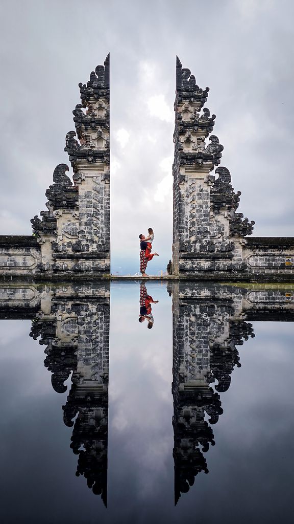 Vista de la Puerta del Cielo en el templo de Lempuyang, en Bali (Indonesia)