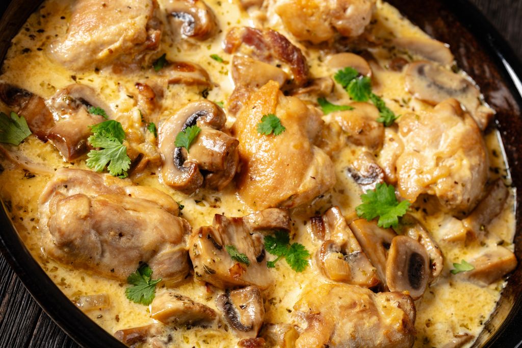 Pollo en salsa de champiñones