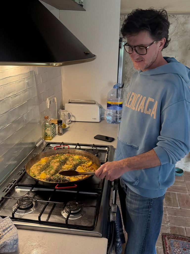 Su marido, prepeparandola comida