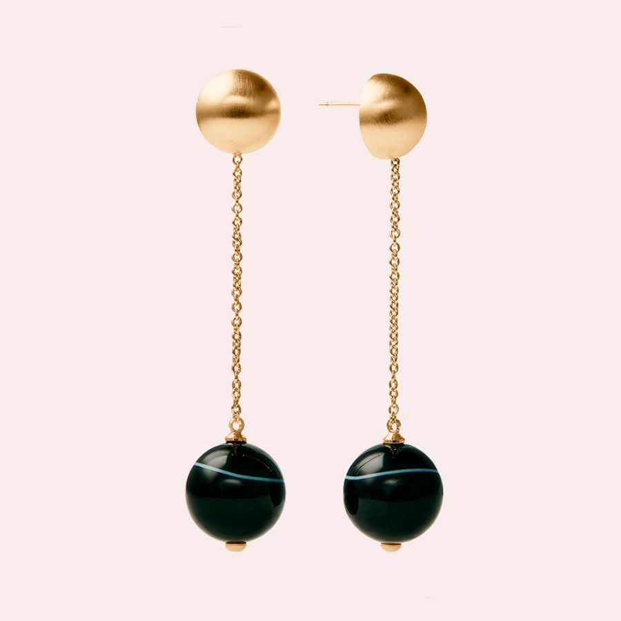 Pendientes largos bañados en oro de 18k con efecto cepillado, ágata negra y motivo de esferas