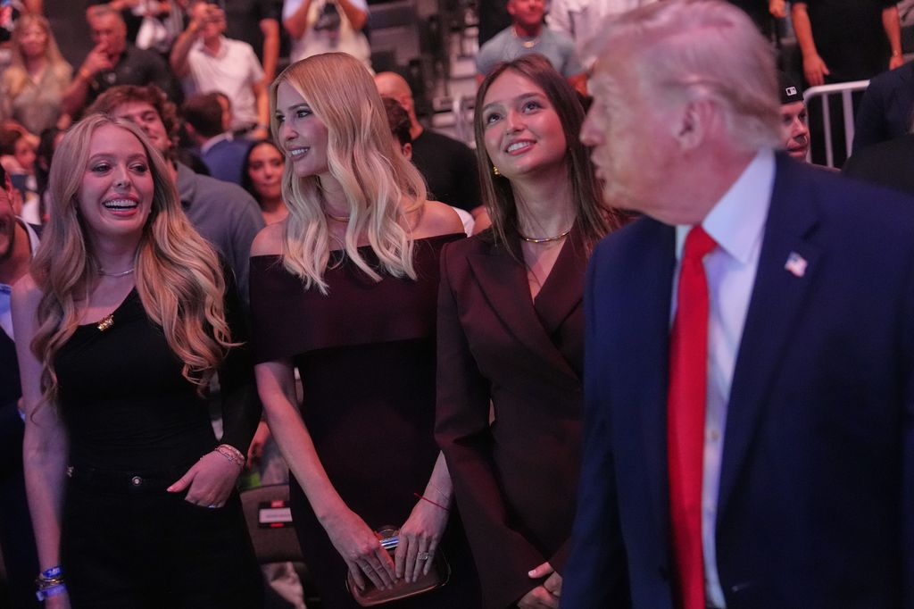 Tiffany Trump, Ivanka Trump y Arabella Kushner con el presidente Donald Trump en el evento UFC 327 en el Kaseya Center.