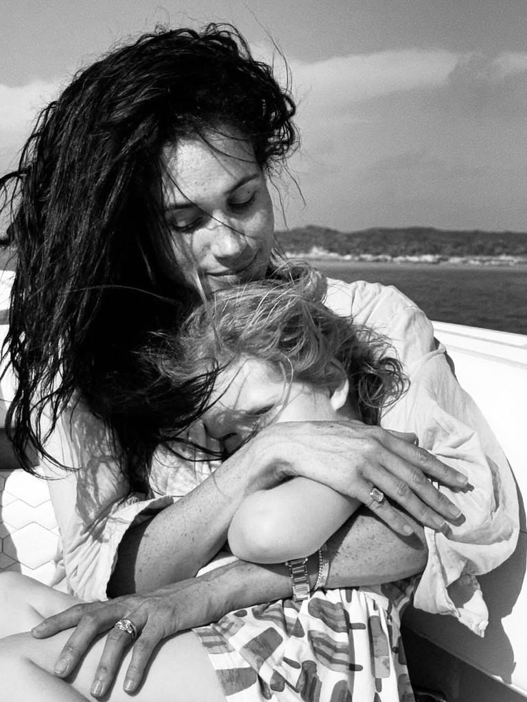La feliz mamá compartió una foto abrazada a su hija, Lilibet, para celebrar los cuatro años de la pequeña