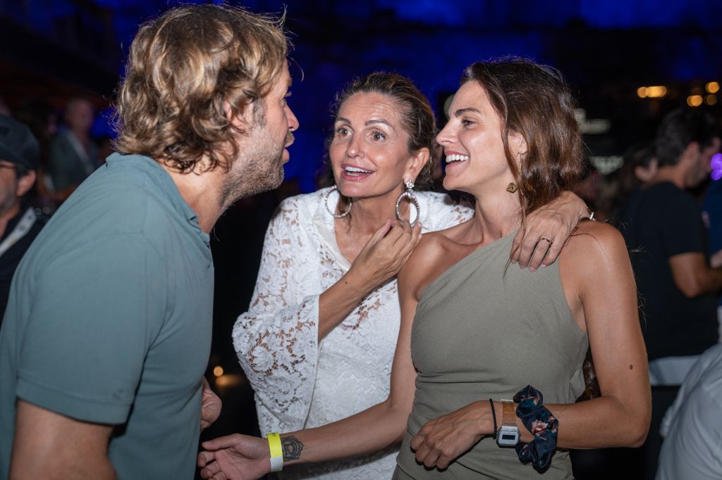 Amaia Salamanca y Rosauro Varo con Sandra García-Sanjuan, cofundadora del Grupo Starlite y presidenta ejecutiva del festival internacional Starlite Catalana Occidente y de la Fundación Starlite