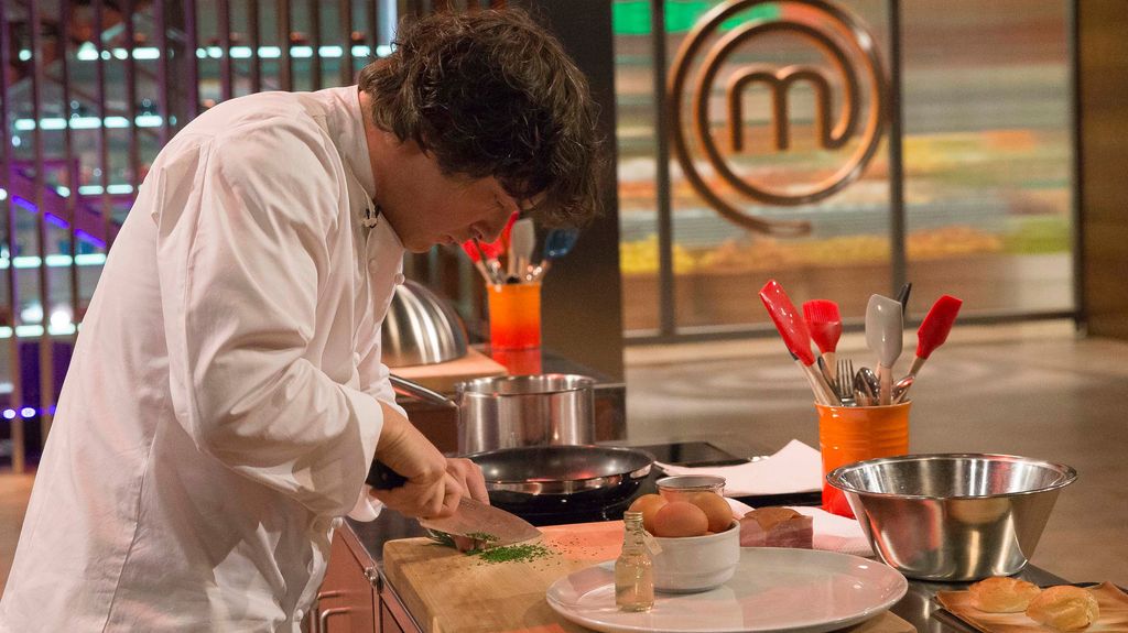 Jordi Cruz, picando ingredientes sobre una tabla de madera, en una de las entregas de MasterChef.