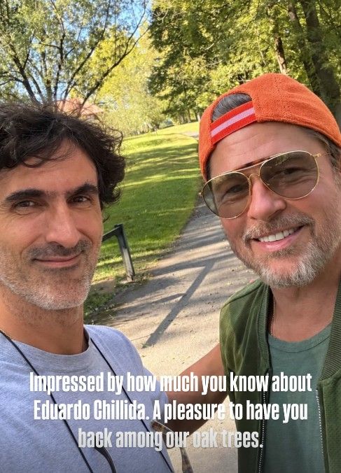 Mikel Chillita, nieto del escultor Eduardo Chillida, con Brad Pitt