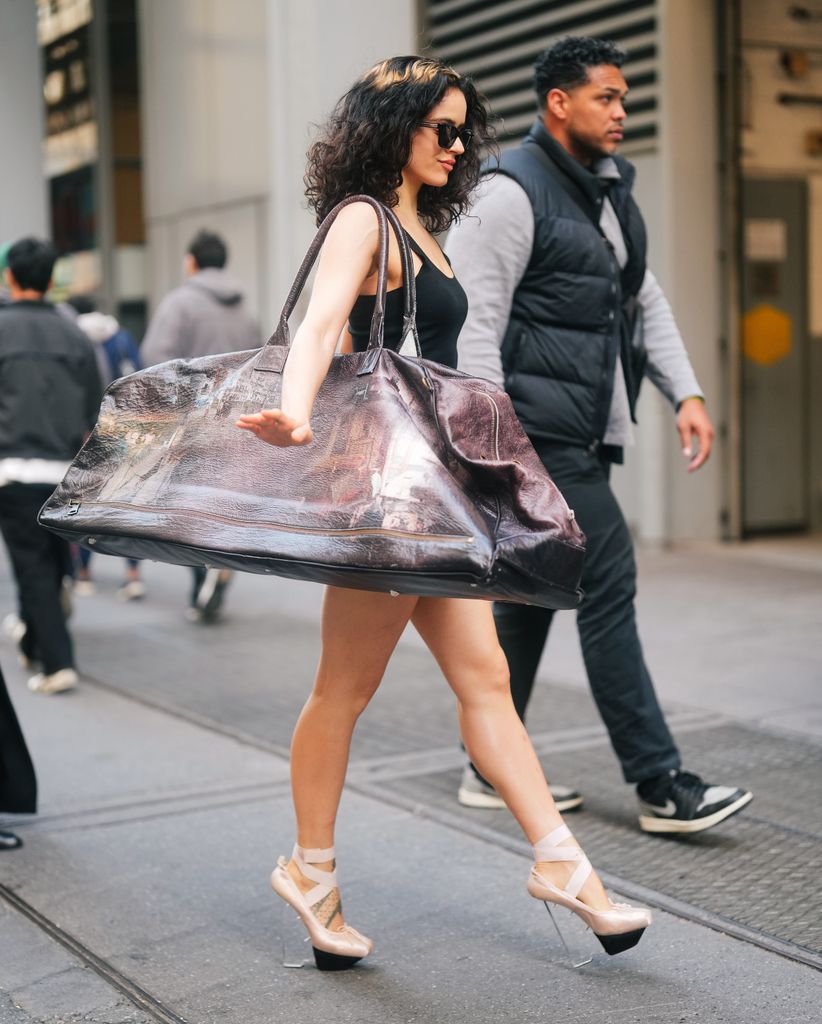 Rosalía se dejó ver por las calles de Nueva York con un bolso XXXL.