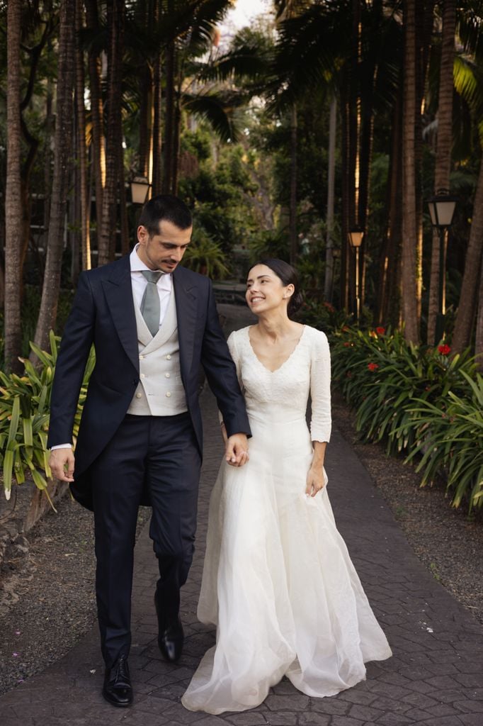 Vestido de novia con escote de pico de Inés Martín Alcalde