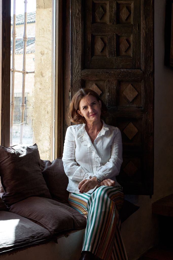 Samantha Vallejo-Nágera en Casa Taberna, su restaurante situado en la plaza Mayor del pueblo medieval de Pedraza, en una casona castellana del siglo XVII.