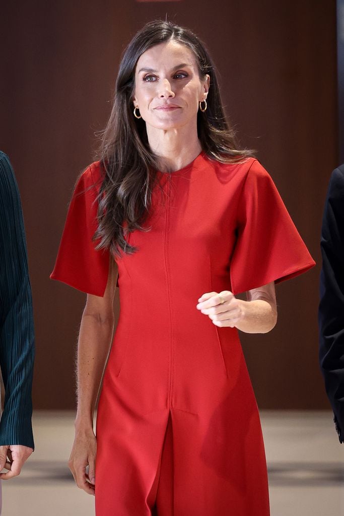 La reina Letizia llevó su melena ondulada y aretes de oro