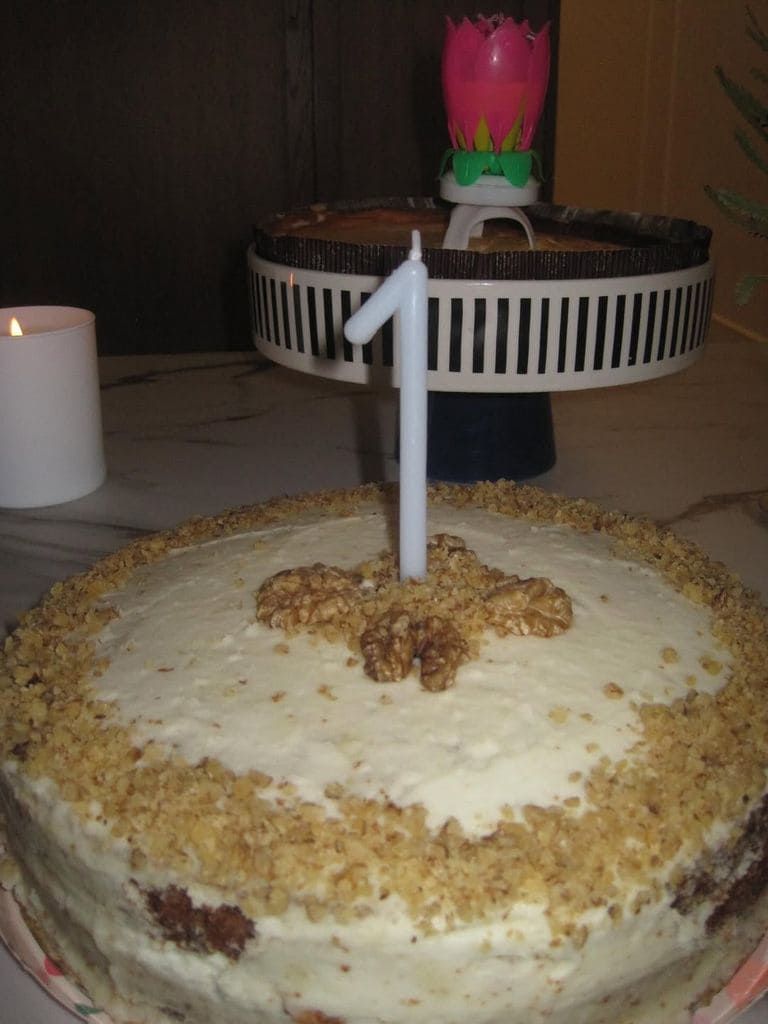 Para la ocasión, la familia disfrutó de una tarta que parece casera. 