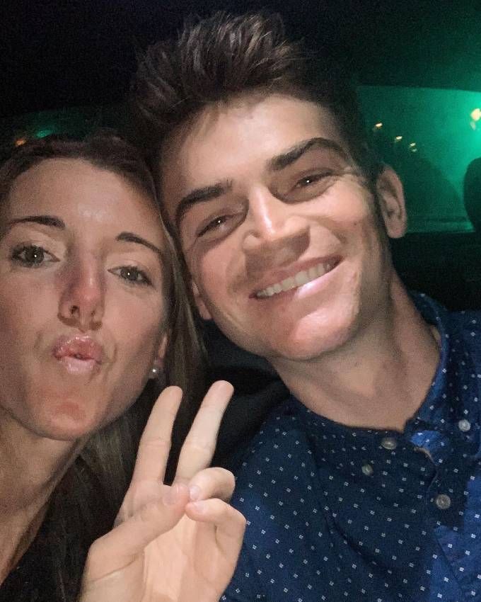 Noemí Ferré y Sepp Kuss en un coche