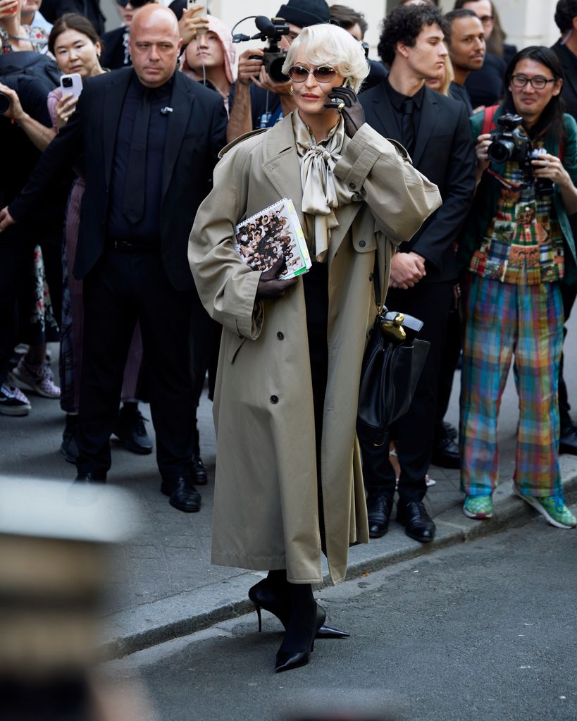 Alexis Stone llega al desfile de Balenciaga en París