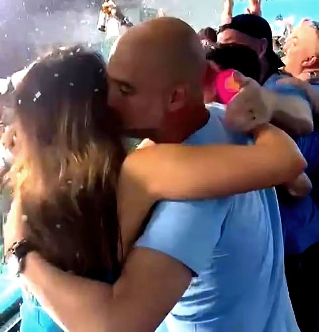 Los dos besos y el abrazo del entrenador a la presentadora en una de las celebraciones del City