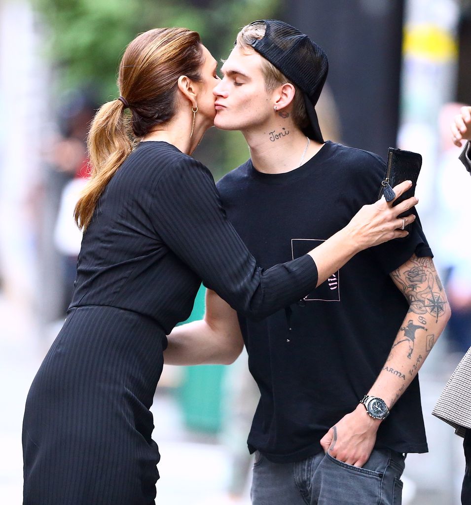 Cindy Crawford siempre se mostró muy pendiente de Presley y apoyó públicamente sus esfuerzos por superar sus problemas con las adicciones y la salud mental