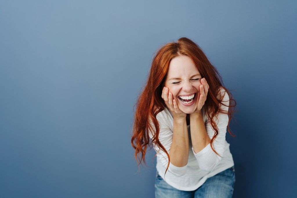 Mujer riendo a carcajadas