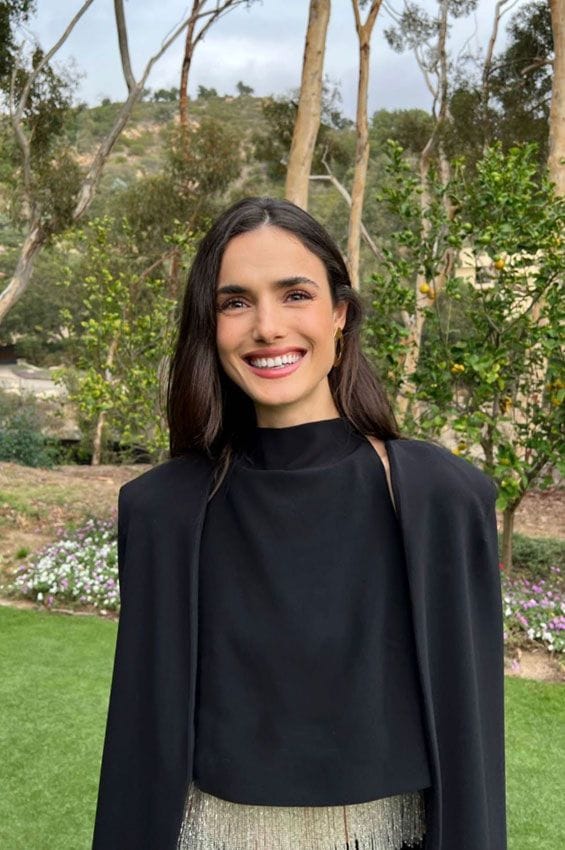 Blanca Padilla y su look de invitada español con brillos y capa negra