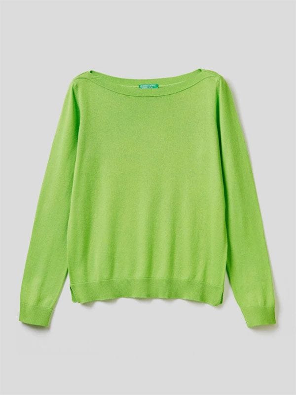El jersey verde de Nuria Roca es este con escote barco de Benetton