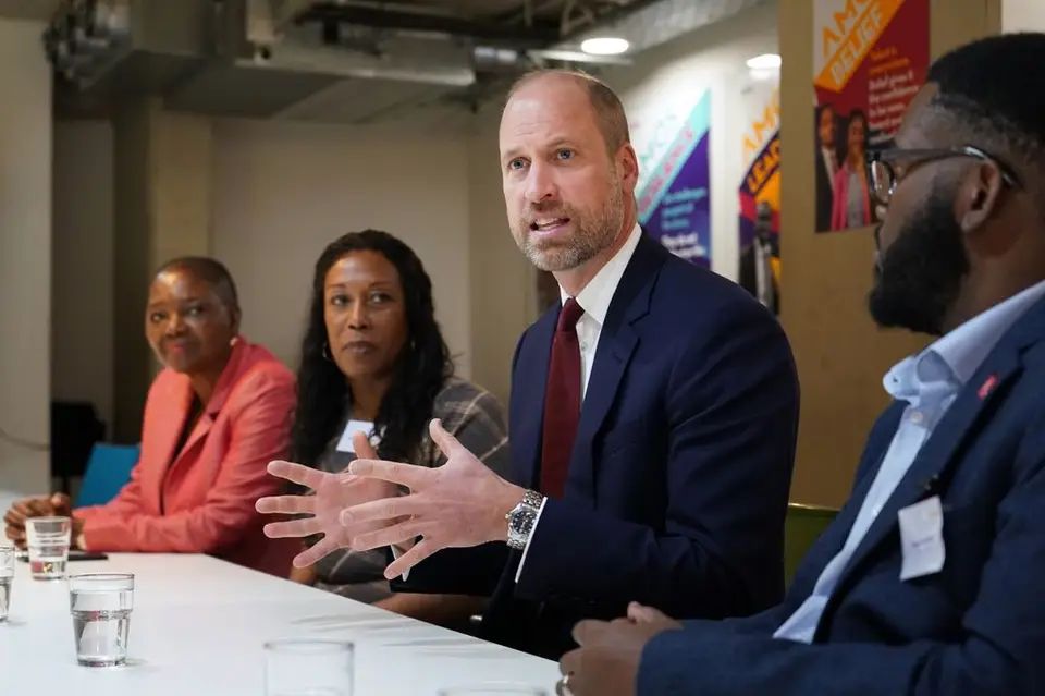 El príncipe Guillermo, príncipe de Gales, se dirige a becarios y exalumnos durante una visita a la beca Amos para destacar el apoyo del programa a la próxima generación de líderes británicos negros.