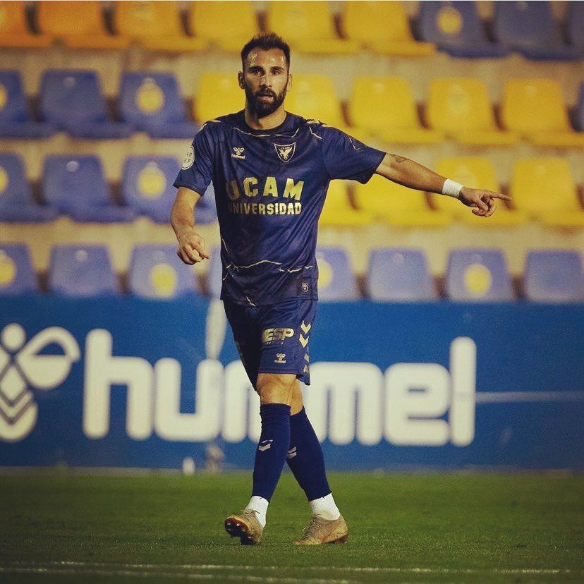 Plano entero de Pito Camacho en un partido de fútbol
