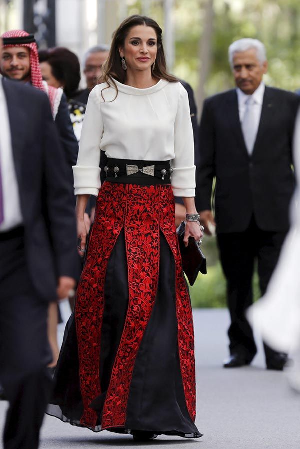 Rania de Jordania, una de las mujeres más influyentes en el mundo árabe, vistió de glamour el 69º aniversario del Día de la Independencia de su país con un conjunto inspirado en el que lució en la Boda Real de los entonces Príncipes de Asturias
