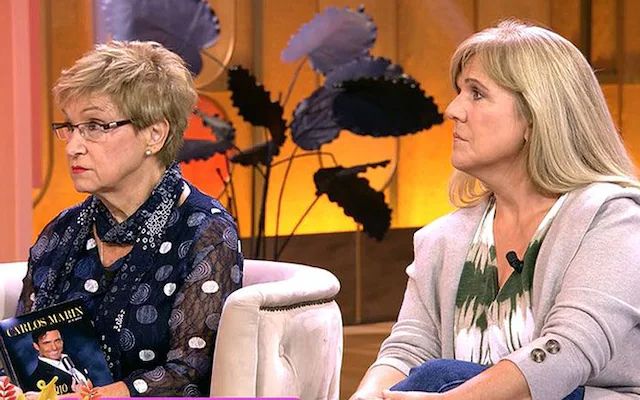 Magdalena y Rosa, madre y hermana de Carlos Marín, en un programa de televisión en 2022