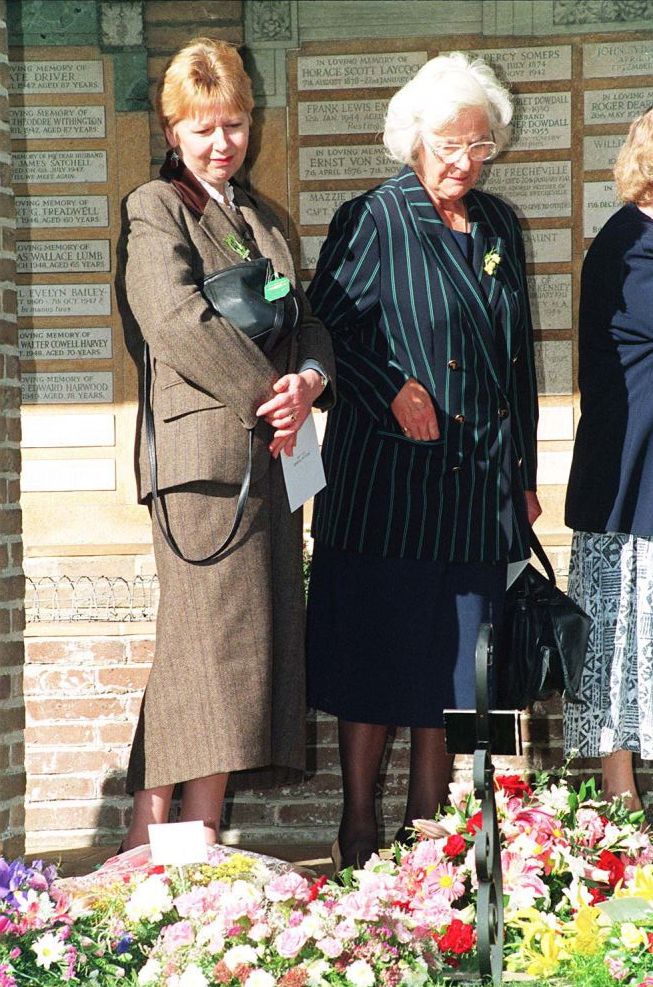 Las actrices Patricia Greene (con gafas) y Hedli Niklaus, que interpretan a Jill Archer y Kathy Perks respectivamente, en la serie 'The Archers'