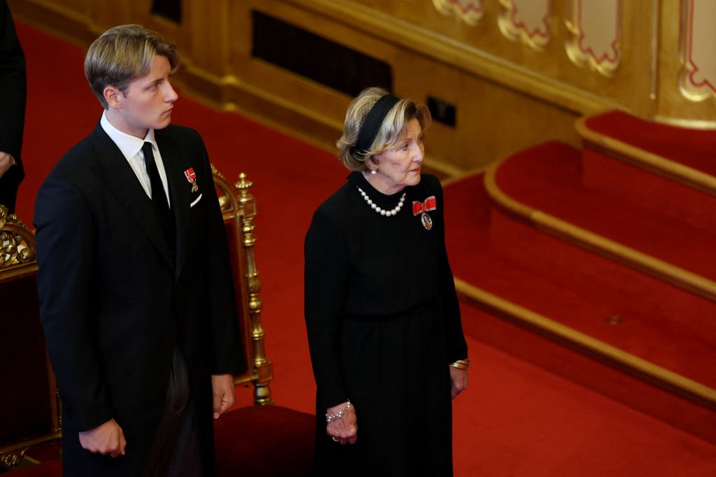 El príncipe Sverre Magnus y la reina Sonia de Noruega escuchan el juramento de fidelidad a la Constitución noruega que presta el rey Haakon VIII durante la ceremonia celebrada en la Cámara Principal del Parlamento, el Storting, en Oslo, el 1 de septiembre de 2026. Haakon VIII se convirtió en rey tras el fallecimiento de su padre, Harald V, el 28 de agosto a los 89 años