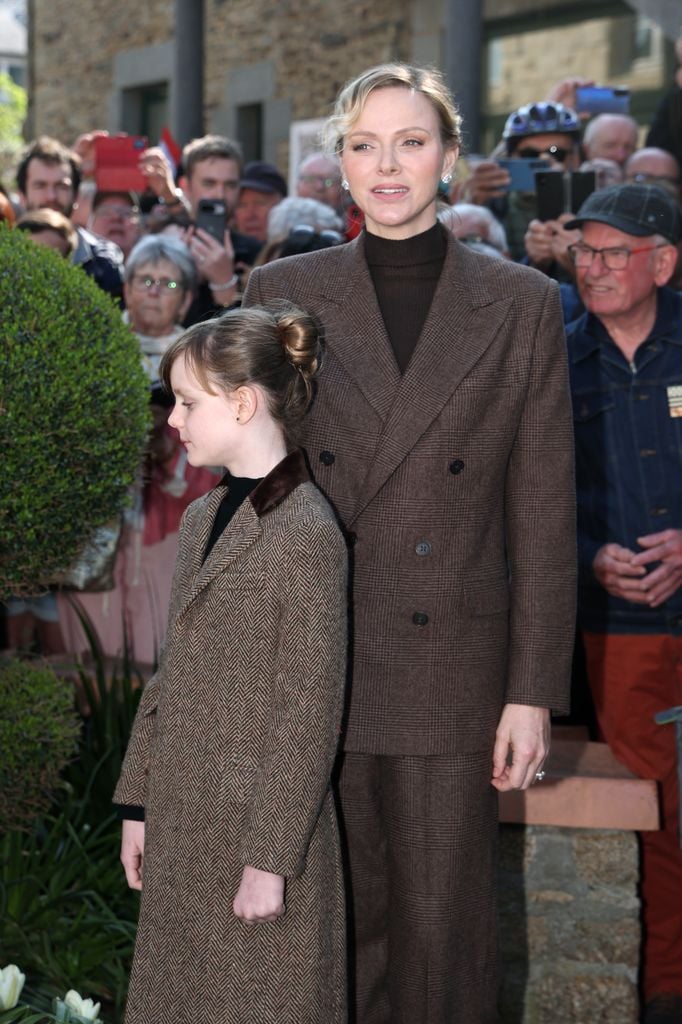 La princesa Charlene y su hija Gabriella se visten a juego con prendas de Ralph Lauren