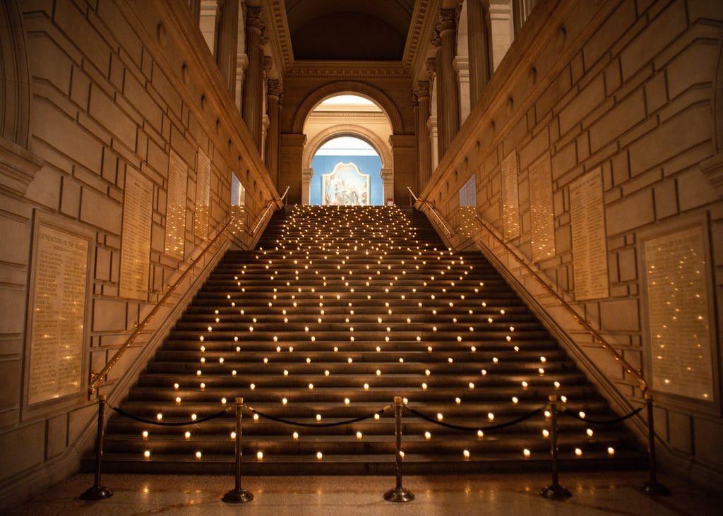 Bucólica decoración con velas por las escaleras del Museo Metropolitano de Arte de Nueva York.