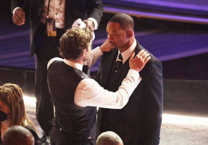 Will Smith hablando con Bradley Cooper tras pegar a Chris Rock 