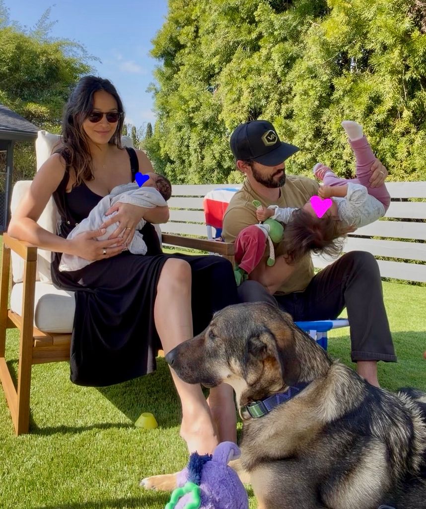 Jarah Mariano anunció el nacimiento de su segundo hijo compartiendo esta entrañable imagen familiar junto a Milo Ventimiglia, su hija mayor, Ke'ala Coral, el recién nacido Rock-Anthony Makoa y Duke, el perro de la familia