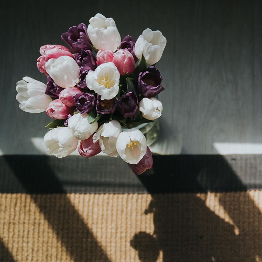 Ramo de novia blanco rosa y morado de tulipanes