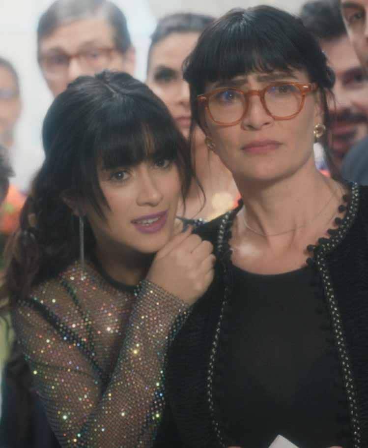 Además de ser una brillante ejecutiva, Betty es una madre cariñosa en la serie de Prime Video.