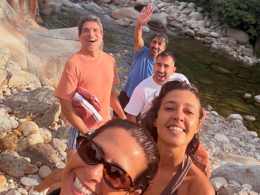 El equipo de La Roca se refresca en el río