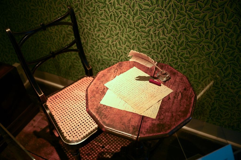 Imagen de la mesa hexagonal donde la célebre autora se pasaba horas escribiendo 